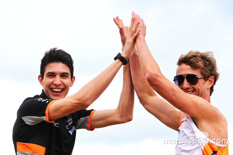 Esteban Ocon, Sahara Force India F1 Team, spielt Volleyball am Brighton Beach