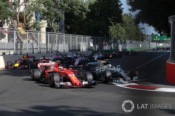 Kimi Raikkonen, Ferrari SF70H, Valtteri Bottas, Mercedes AMG F1 W08 alla partenza