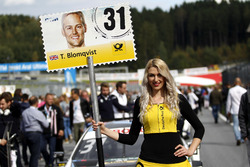 Gridgirl für Tom Blomqvist, BMW Team RBM, BMW M4 DTM