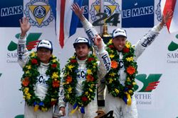 Podio: ganadores de la carrera J.J. Lehto, Yannick Dalmas, Masanori Sekiya, McLaren F1 GTR