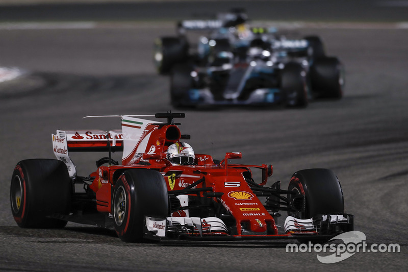 Sebastian Vettel, Ferrari SF70H, Valtteri Bottas, Mercedes F1 W08