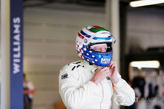Mark Hazell se prepara para una carrera en el coche de  Carlos Reutemann Williams FW07B