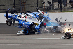 Accident de Scott Dixon, Chip Ganassi Racing Honda, et Jay Howard, Schmidt Peterson Motorsports Honda