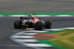 Vuelan chispas desde el coche de Fernando Alonso, McLaren MCL32