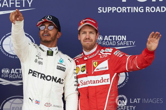 Ganador de la pole Lewis Hamilton, Mercedes AMG F1, Sebastian Vettel, Ferrari