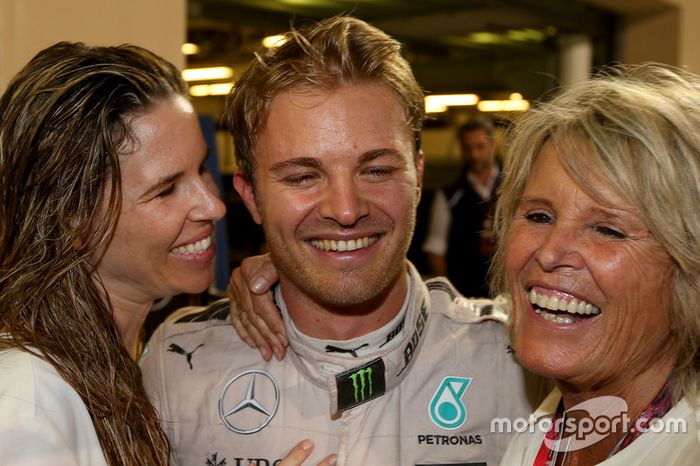 Nico Rosberg, de Mercedes AMG F1 celebra su campeonato del mundo con esposa Vivian Rosberg y madre Sina Rosberg