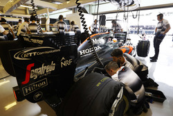 El equipo trabaja en el coche de Fernando Alonso, McLaren