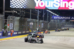Маршал перебегает трассу, пока Нико Росберг, Mercedes AMG F1 W07 Hybrid лидирует на рестарте