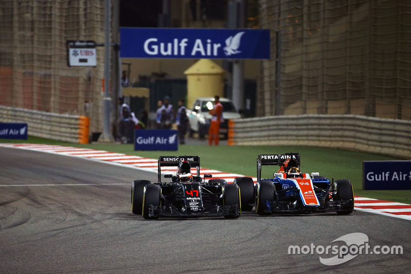 Stoffel Vandoorne, McLaren MP4-31 en Pascal Wehrlein, Manor Racing MRT05