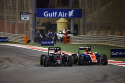 Stoffel Vandoorne, McLaren MP4-31 und Pascal Wehrlein, Manor Racing MRT05