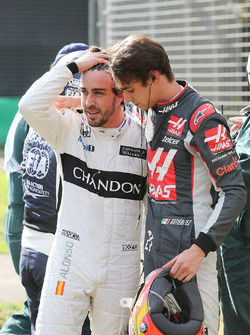 Fernando Alonso, McLaren con Esteban Gutierrez, Haas F1 Team, dopo il loro incidente