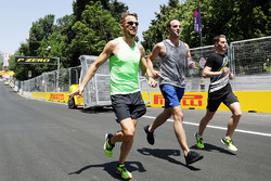 Jenson Button, McLaren, con Stoffel Vandoorne, McLaren