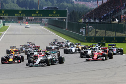 Start: Nico Rosberg, Mercedes AMG F1 W07 Hybrid, führt