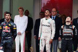 Il podio: Daniel Ricciardo, Red Bull Racing, secondo; Lewis Hamilton, Mercedes AMG F1, vincitore del