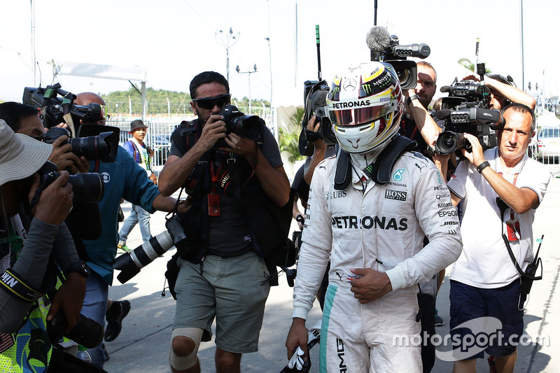 Lewis Hamilton, Mercedes AMG F1 vuelve a boxes después de que él se retiró de la carrera