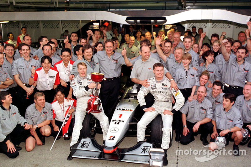 El equipo McLaren celebran haber ganado el Campeonato de constructores con el nuevo campeón del mund