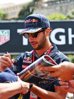 Daniel Ricciardo, Red Bull Racing deelt handtekeningen uit