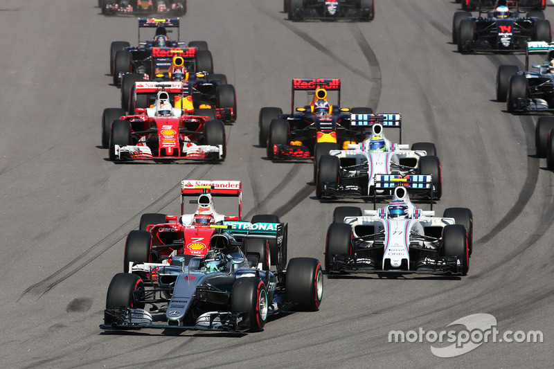 Nico Rosberg, Mercedes AMG F1 Team W07 leads at the start of the race