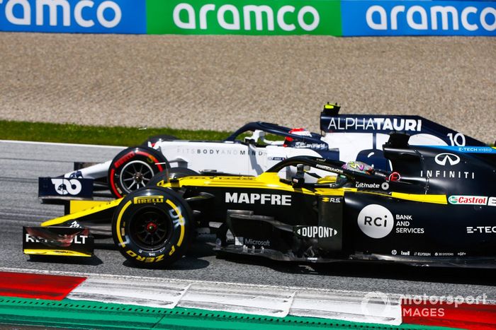 Daniel Ricciardo, Renault F1 Team R.S.20 battles Pierre Gasly, AlphaTauri AT01 