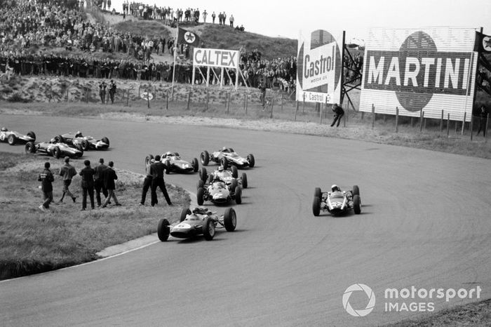 Jim Clark, Lotus 25-Climax, Bruce McLaren, Cooper T66-Climax,  Graham Hill, BRM P57, Jack Brabham,  Brabham BT7-Climax, Tony Maggs, Cooper T66-Climax, Richie Ginther, BRM P57, John Surtees,  Ferrari 156, Jo Bonnier, Cooper T60-Climax y Trevor Taylor,  Lotus 25-Climax al inicio