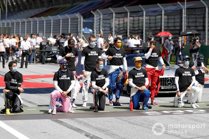 Daniel Ricciardo, Renault F1, Sergio Pérez, Racing Point, Antonio Giovinazzi, Alfa Romeo, Daniil Kvyat, AlphaTauri, Romain Grosjean, Haas F1, Carlos Sainz Jr., McLaren, Lando Norris, McLaren, Charles Leclerc, Ferrari, Nicholas Latifi, Williams Racing, and George Russell, Williams Racing, arrodillados en apoyo de la campaña Black Lives Matter