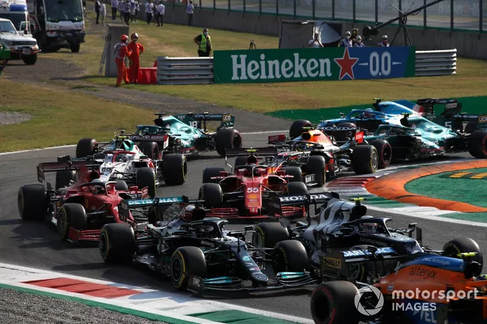 Lando Norris, McLaren MCL35M, Pierre Gasly, AlphaTauri AT02, Lewis Hamilton, Mercedes W12, Carlos Sainz Jr., Ferrari SF21, Charles Leclerc, Ferrari SF21, y el resto del grupo en la salida