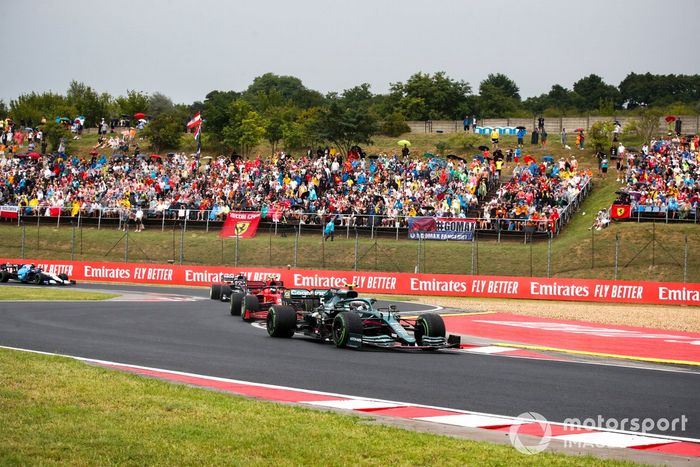 Sebastian Vettel, Aston Martin AMR21, Carlos Sainz Jr, Ferrari SF21