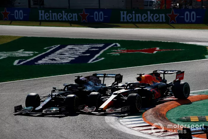 Lewis Hamilton, Mercedes W12, y Max Verstappen, Red Bull Racing RB16B chocan durante la carrera