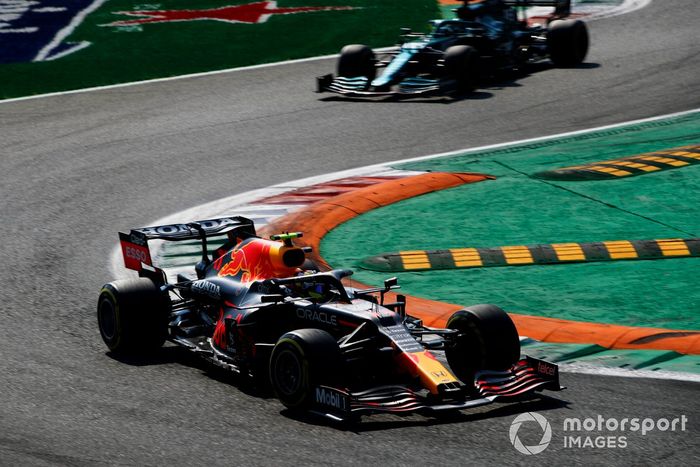 Sergio Pérez, Red Bull Racing RB16B, Lance Stroll, Aston Martin AMR21