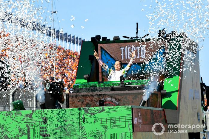 Tijs Michiel Verwest, conocido como Tiesto, realiza un set de DJ móvil después de la carrera
