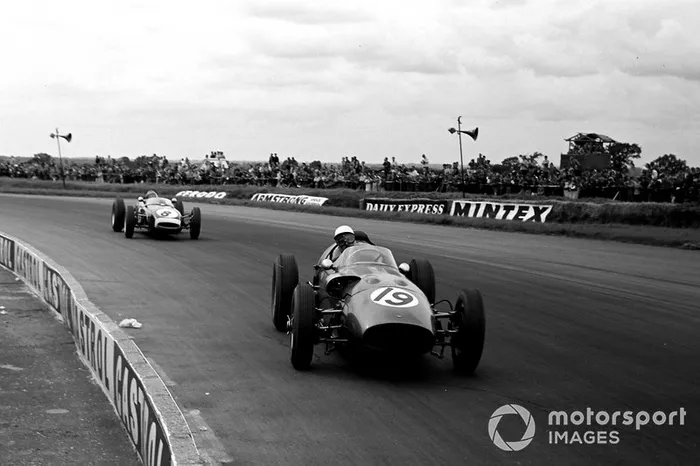 Maurice Trintignant, Aston Martin DBR5/250 y Jim Clark, Lotus 18 Climax