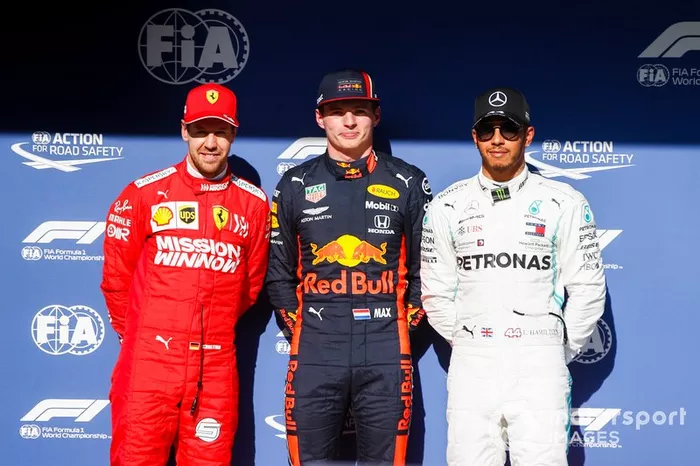 Sebastian Vettel, Ferrari, il poleman Max Verstappen, Red Bull Racing e Lewis Hamilton, Mercedes AMG F1, durante la conferenza stampa 