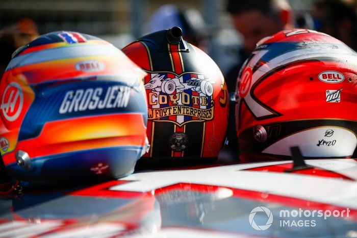 Cascos de Romain Grosjean, Haas F1, Kevin Magnussen, Haas F1, y NASCAR Cup driver Tony Stewart