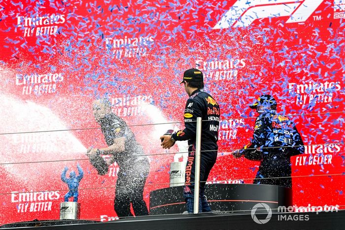 Podio: Gianpiero Lambiase, Ingeniero de carreras de Red Bull Racing, tercer lugar Sergio Pérez, Red Bull Racing, ganador de la carrera Max Verstappen, Red Bull Racing