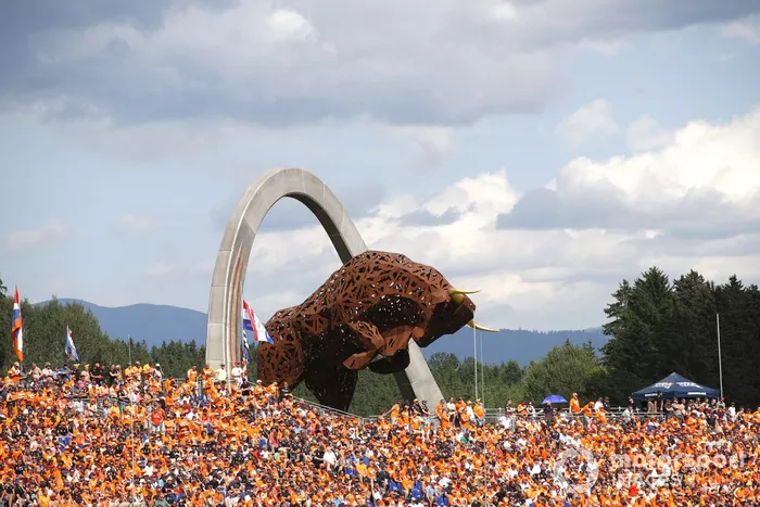 Los aficionados holandeses celebran la pole de Max Verstappen, RB16B de Red Bull Racing