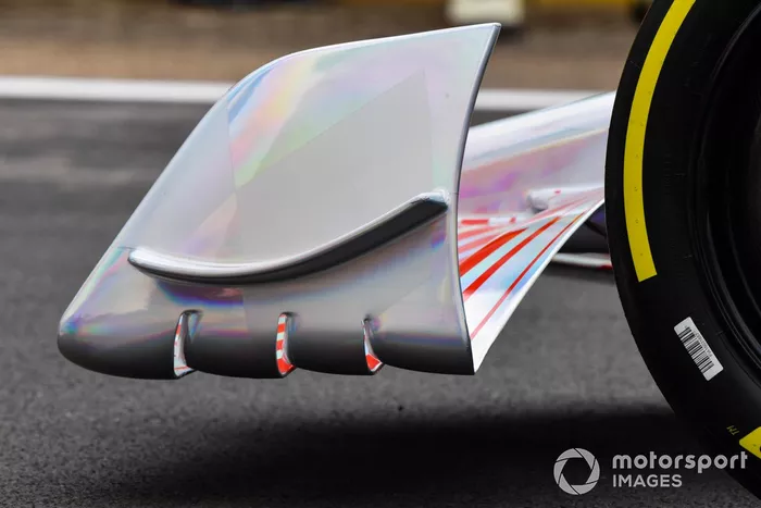 Detalle del alerón delantero y el endplate del coche de Fórmula 1 2022