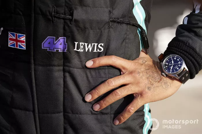 Detalle del reloj y la mano de Lewis Hamilton, Mercedes