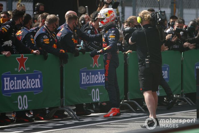 Segundo lugar Max Verstappen, Red Bull Racing, celebra en Parc Ferme