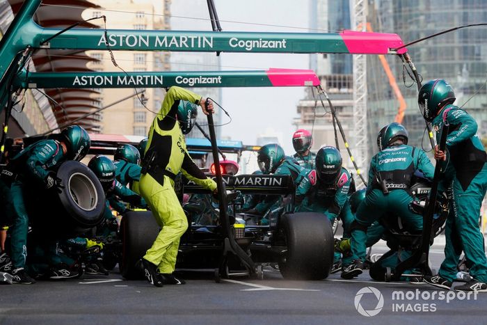Sebastian Vettel, Aston Martin AMR21, en pits