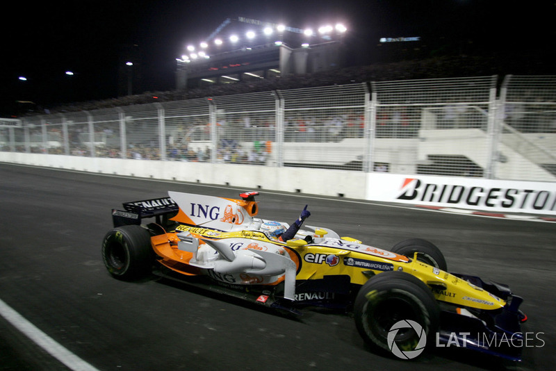 Fernando Alonso, Renault F1 Team R28 celebra