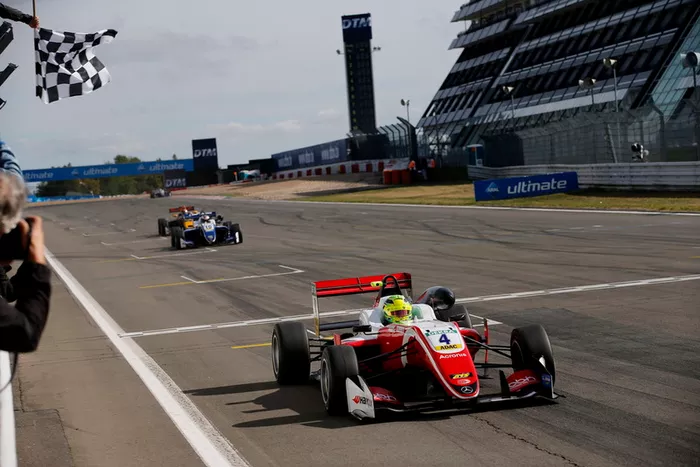 Ganador de la carrera Mick Schumacher, PREMA Theodore Racing Dallara F317 - Mercedes-Benz