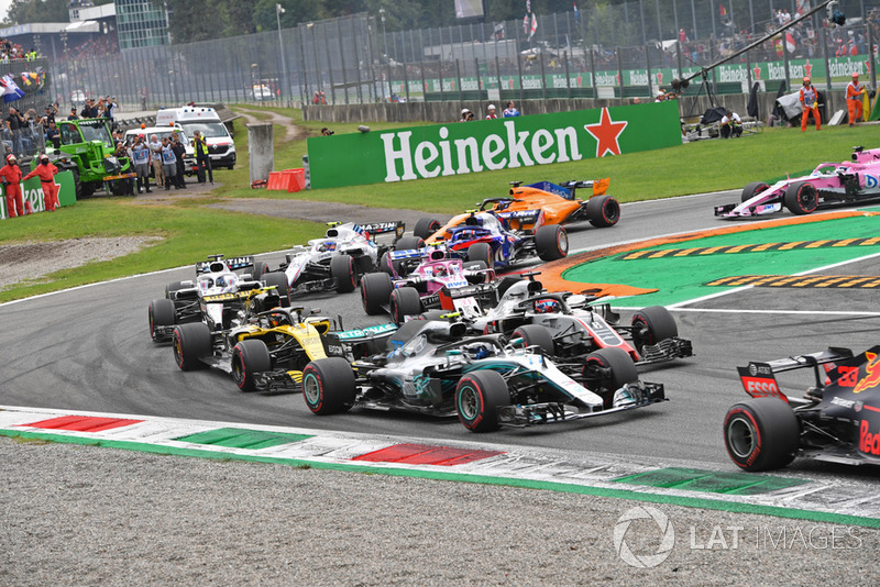 Valtteri Bottas, Mercedes AMG F1 W09 Romain Grosjean, Haas F1 Team VF-18 Carlos Sainz Jr., Renault Sport F1 Team RS 18 y Esteban Ocon, Racing Point Force India VJM11 al inicio de la carrera
