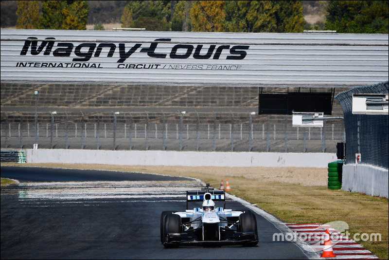 Mobile gamer tests a Williams Formula 1 car