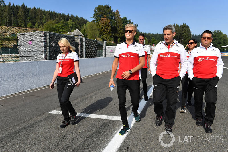 Marcus Ericsson, Sauber, cammina lungo il circuito