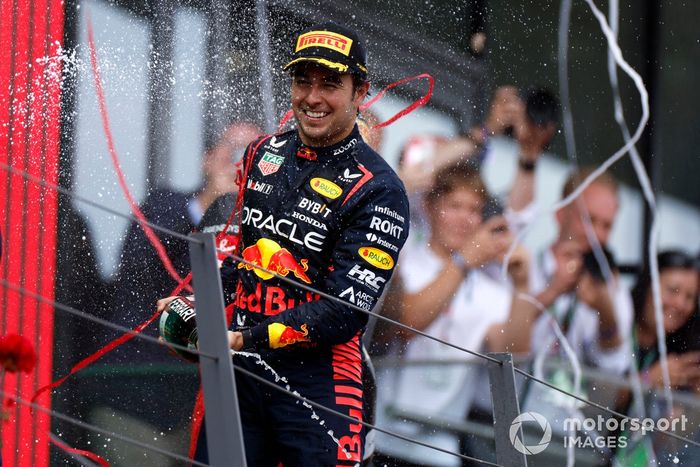 Sergio Pérez, Red Bull Racing, 3ª posición, rocía Champán en el podio