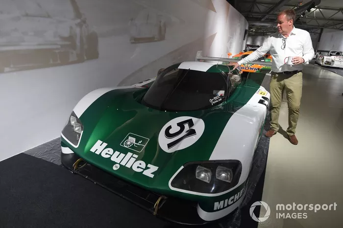 Il direttore del museo della 24 Ore di Le Mans Fabrice Bourrigaud con la WM-Peugeot detentrice del record di velocità massima nel 1988