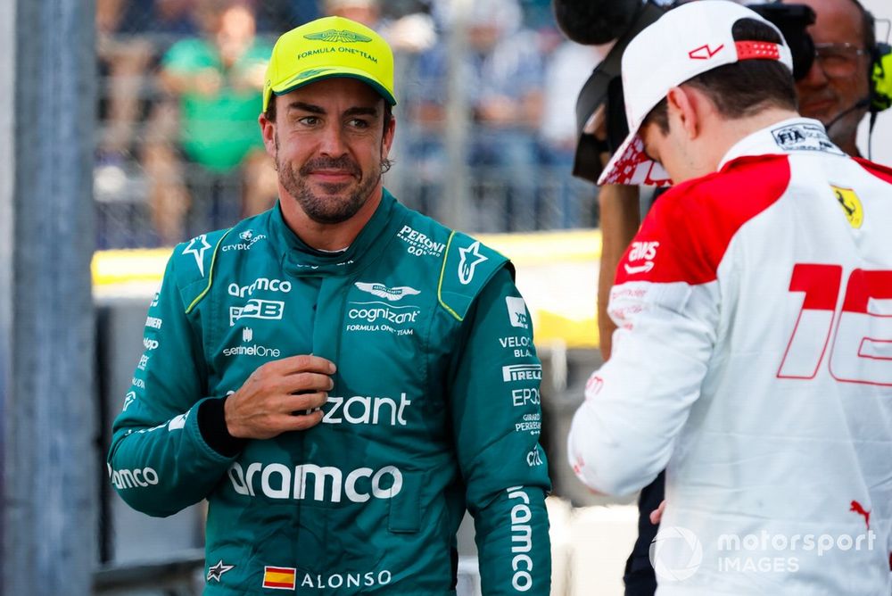 Fernando Alonso, Aston Martin F1 Team, y Charles Leclerc, Scuderia Ferrari, en Parc Ferme tras la clasificación