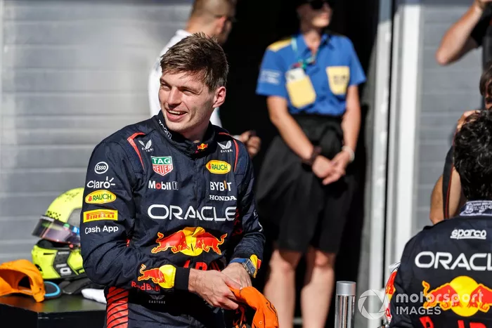 Max Verstappen, Red Bull Racing, 1ª posición, en Parc Ferme