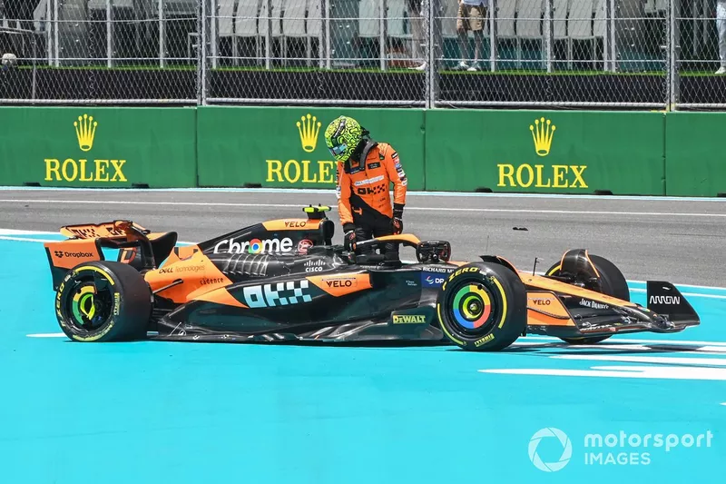 Lando Norris, McLaren MCL38, sort de sa voiture après un accident au départ.