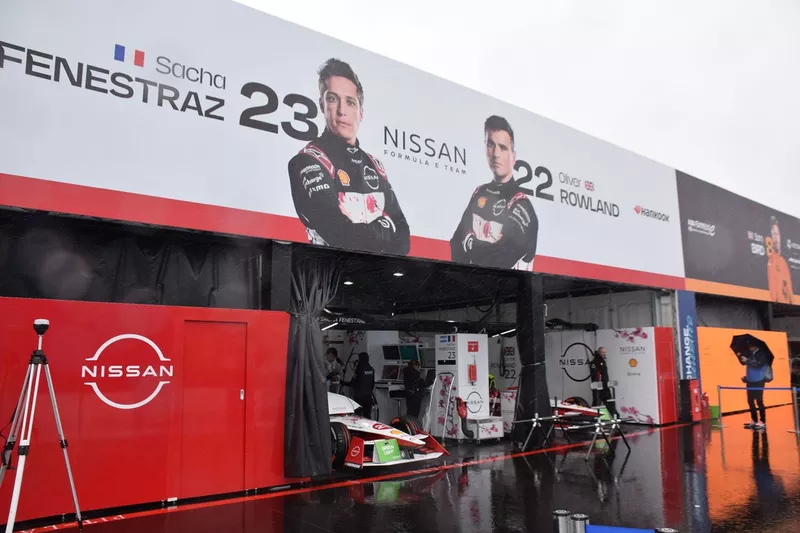 ホームレースに臨む日産のガレージ。ドライバーのサッシャ・フェネストラズとオリバー・ローランド、バッチリ決まってます